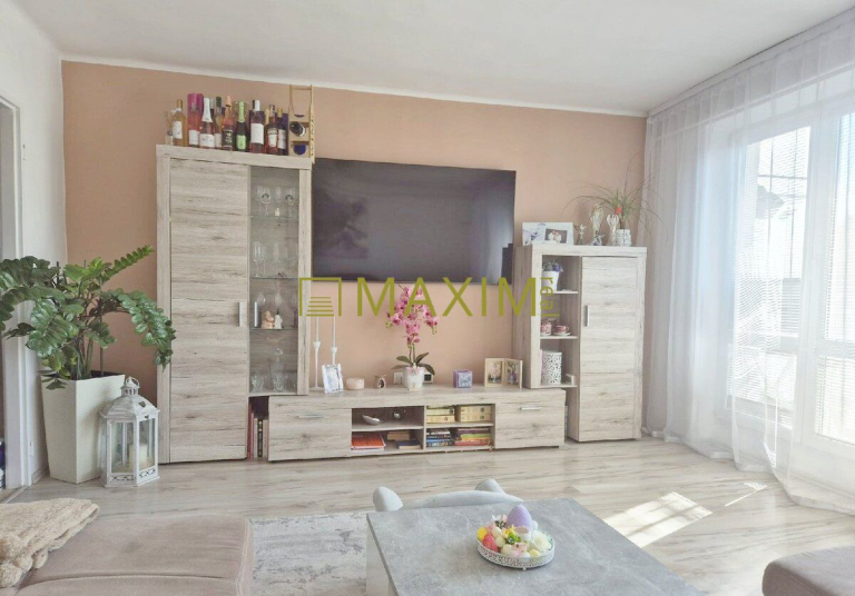 Na predaj 3-izbový byt s balkónom v Sládkovičove 335