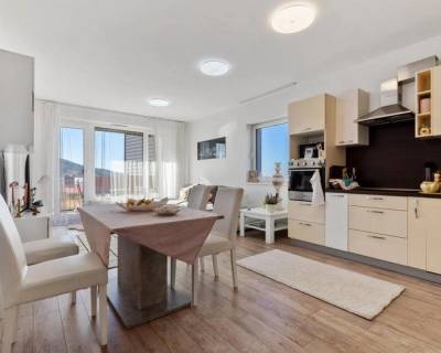 Krásny 3- izb. byt s loggiou a park. státím na ulici Hany Ponickej 31