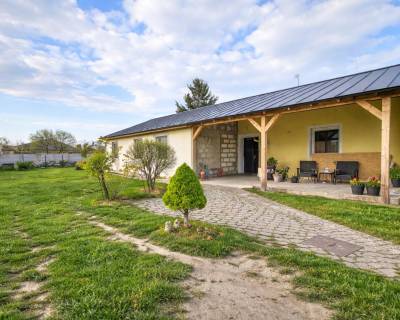 Ponúkame na predaj rodinný dom s veľkým pozemkom v obci Trnávka 11