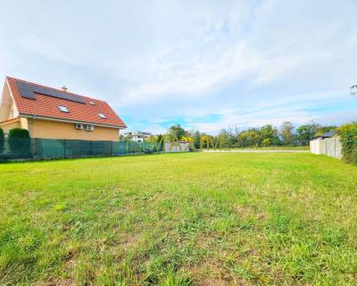 Ponúkame na predaj pozemok v Dunajskej Lužnej 7