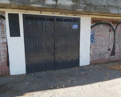 PREDAJ - Garáž aj s pozemkom na ulici Karloveská 35