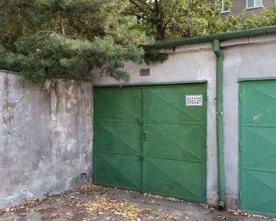 Samostatná garáž na ulici Planét s pozemkom v osob. vlastníctve 3