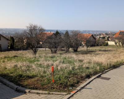 Lukratívny stavebný pozemok 936 m2 pod Zoborom, Višňová ulica 11